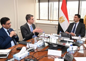 وزير الصناعة يبحث مع وفد البنك الدولي ومؤسسة التمويل الدولية سبل دعم المشروعات الصناعية في مصر