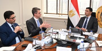 وزير الصناعة يبحث مع وفد البنك الدولي ومؤسسة التمويل الدولية سبل دعم المشروعات الصناعية في مصر