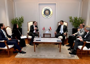 وزير الصناعة يبحث مع سفير المملكة المتحدة بالقاهرة سبل تعزيز التعاون الصناعي المشترك وزيادة الاستثمارات البريطانية في السوق المصري