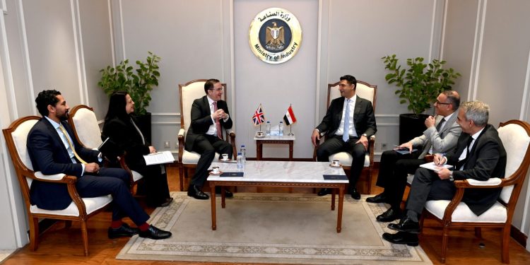 وزير الصناعة يبحث مع سفير المملكة المتحدة بالقاهرة سبل تعزيز التعاون الصناعي المشترك وزيادة الاستثمارات البريطانية في السوق المصري