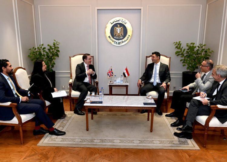 وزير الصناعة يبحث مع سفير المملكة المتحدة بالقاهرة سبل تعزيز التعاون الصناعي المشترك وزيادة الاستثمارات البريطانية في السوق المصري