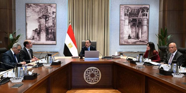 رئيس الوزراء يتابع خطط وإجراءات التوسع في مشروعات تحلية مياه البحر  .. «وزيرة الإسكان» ترشيد استهلاك الطاقة بنسبة 40%