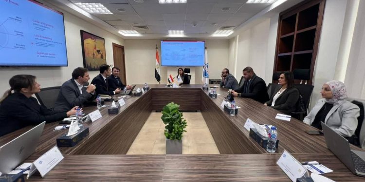 الهيئة العامة للتأمين الصحي الشامل تبحث التعاون مع شركات عالمية لتحديث منظومة علاج أمراض القلب وتطوير حزم الخدمات العلاجية