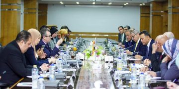 وزير التخطيط يبحث مع مركزي للتعبئة العامة والإحصاء الإستراتيجية المستقبلية للجهاز وإجراءات إعداد التعداد العام للسكان والإسكان والمنشآت 2027