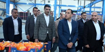 رئيس الوزراء يتفقد محطة الصواف لتعبئة الموالح والحاصلات الزراعية .. و نسبة التصدير تصل إلى 75% من إجمالي الإنتاج السنوي للمحطة
