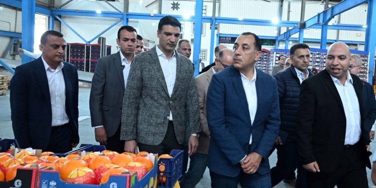 رئيس الوزراء يتفقد محطة الصواف لتعبئة الموالح والحاصلات الزراعية .. و نسبة التصدير تصل إلى 75% من إجمالي الإنتاج السنوي للمحطة