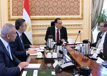 رئيس الوزراء يتابع موقف توافر السلع الاستراتيجية في الأسواق واستعدادات الموسم الحالي لتوريد القمح المحلي