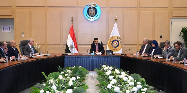 وزير الصناعة يبحث مع اتحاد الصناعات المصرية وجهاز مشروعات الخدمة الوطنية سبل مضاعفة صادرات الرخام والجرانيت خلال الفترة المقبلة