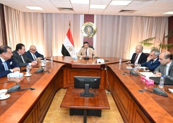 وزير الصناعة يبحث مع اتحاد الصناعات المصرية وممثلي غرفة البترول والتعدين سبل تعظيم الاستفادة من الخامات التعدينية وتعميق الصناعة المحلية
