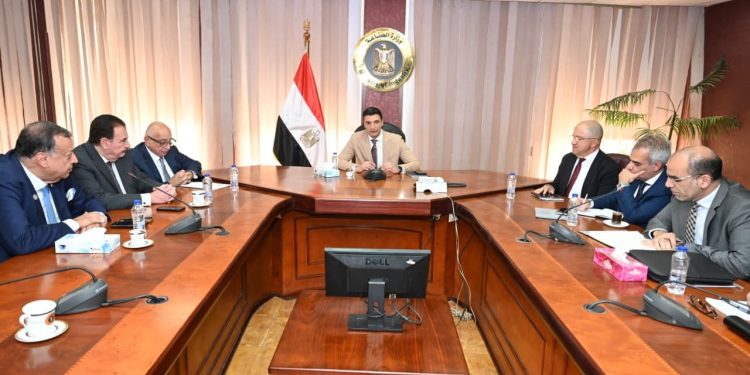 وزير الصناعة يبحث مع اتحاد الصناعات المصرية وممثلي غرفة البترول والتعدين سبل تعظيم الاستفادة من الخامات التعدينية وتعميق الصناعة المحلية