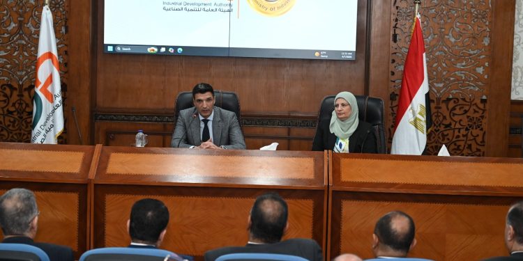 وزير الصناعة يلتقي قيادات وموظفي الهيئة العامة للتنمية الصناعية لمناقشة تطوير الأداء وتعزيز كفاءة الخدمات المقدمة للمستثمرين