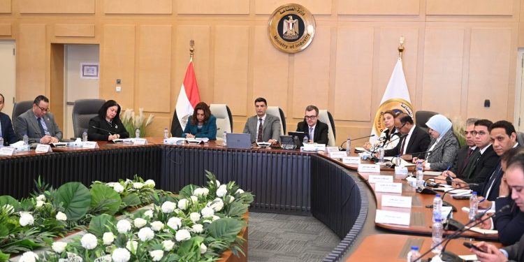 وزراء الصناعة والتنمية المحلية والبيئة والزراعة والتخطيط يبحثون خطة تنفيذ مشروع القرى المنتجة
